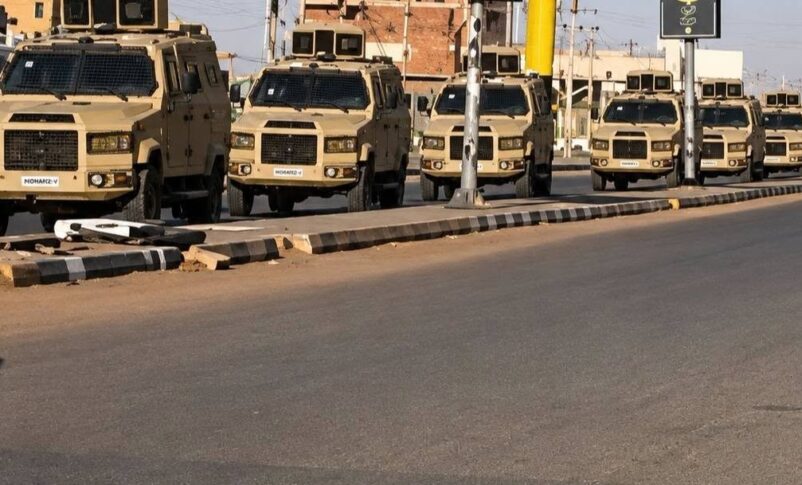 الجيش السوداني يعزز قدراته العسكرية بمدرعات ومسيّرات باكستانية.. ما دلالات الخطوة؟