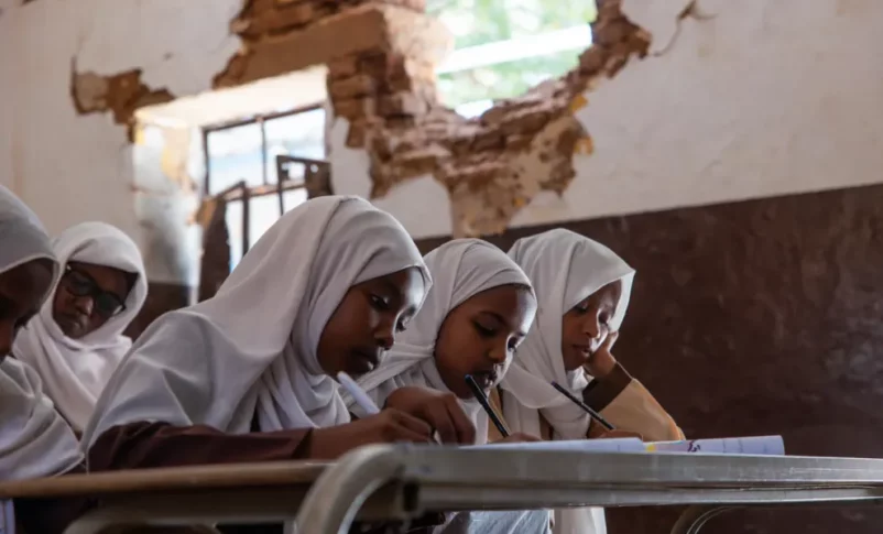 مدارس تحت النار.. الحرب تُخرج 8 ملايين طفل سوداني من مقاعد الدراسة