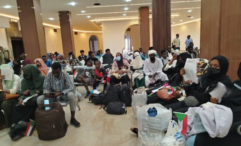 من عنتيبي إلى الخرطوم.. 150 سودانياً يعودون ضمن جسر العودة الطوعية