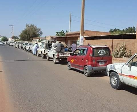 الجازولين يختفي من مدن نهر النيل والطوابير تعود إلى محطات الوقود