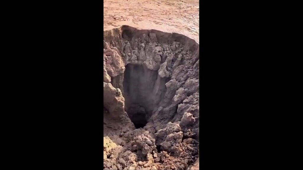 حفرة غامضة في شرق الجزيرة.. «الأبحاث الجيولوجية» تكشف طبيعة الهبوط المفاجئ