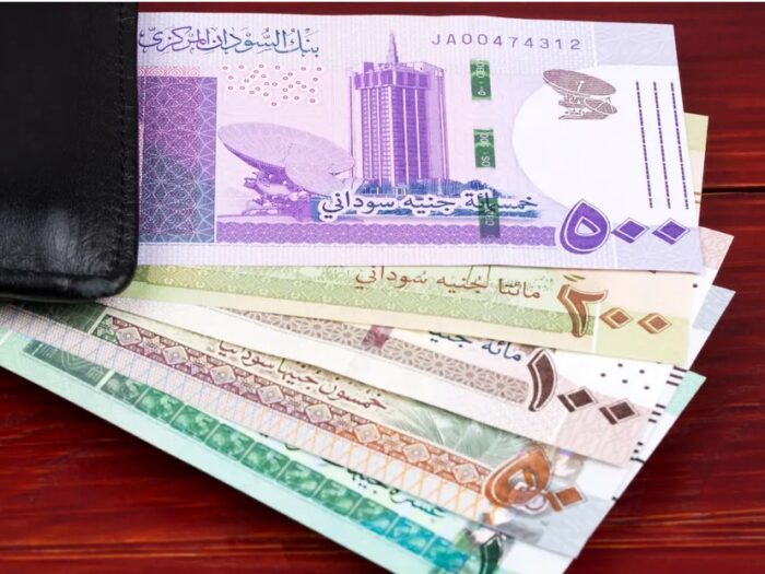 الوقود يشعل سوق الدولار.. الجنيه السوداني يكسر حاجز الـ8 آلاف في هبوط قياسي