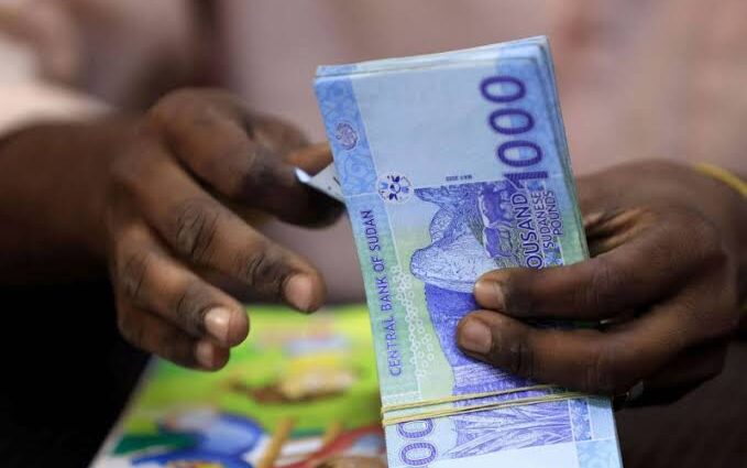 الوقود يشعل سوق الدولار.. الجنيه السوداني يكسر حاجز الـ8 آلاف في هبوط قياسي