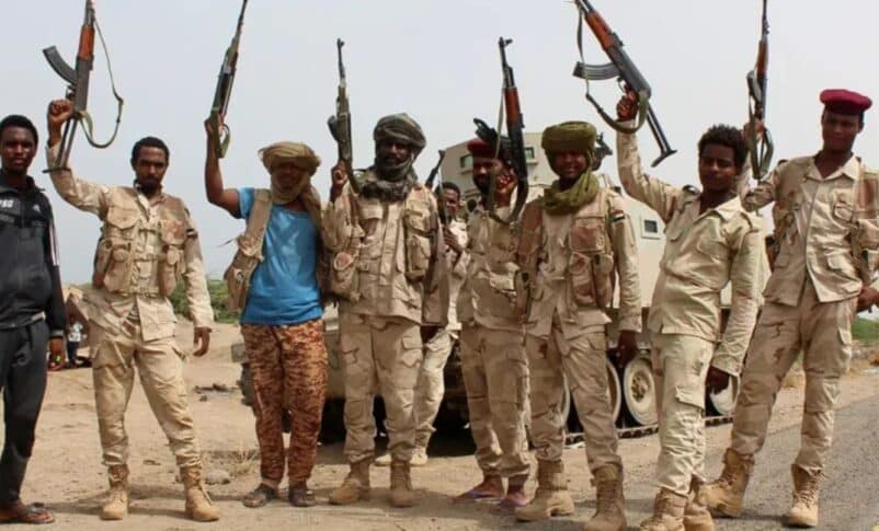 الحرب تسبقهم إلى الطريق.. آلاف يغادرون حمرة الشيخ وهجوم على منجم ذهب في أم بادر