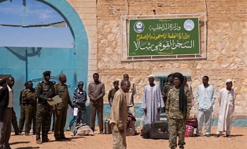 مات المتطوع وبقي الآلاف خلف الأبواب.. وفاة في سجن شالا تعيد معتقلي الفاشر إلى الواجهة