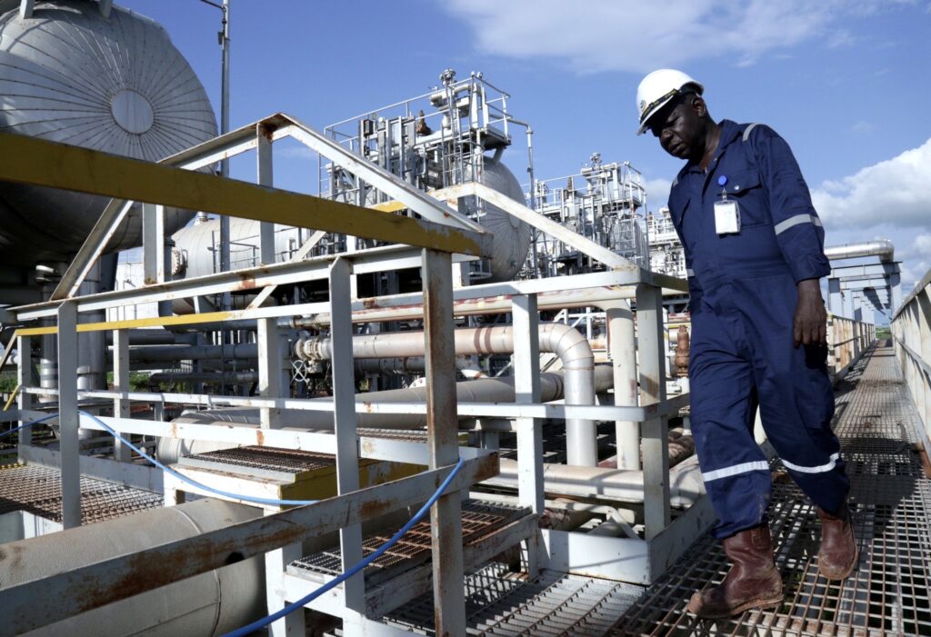 حرب السودان تقترب من شريان جوبا.. اتهامات بقصف خط النفط ومقتل سبعة قرب فرق الصيانة