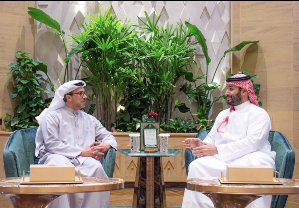 بعد شهور من الجفاء.. الرياض وأبوظبي تفتحان بابًا جديدًا تحت ضغط حرب اليمن