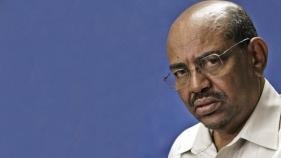 البشير يعود إلى الخرطوم مريضًا.. والعلاج خارج السودان يعيد ملف «الجنائية» إلى الواجهة