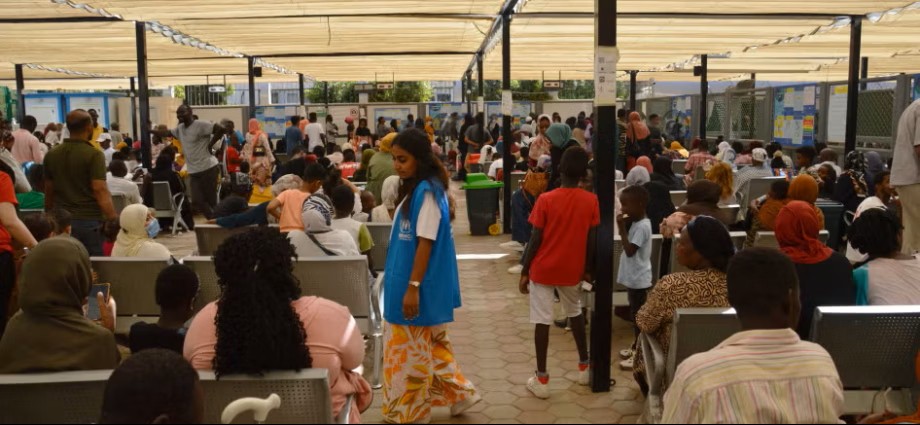 مليون عائد يعبرون الحدود.. هل بدأ السودانيون رحلة العودة قبل أن تنتهي الحرب؟