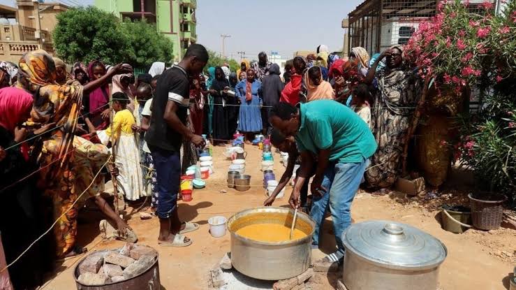 من مطابخ الطوارئ إلى طاولات التفاوض.. أين تتعطل مشاركة النساء والشباب في السودان؟
