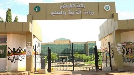 المدارس تفتح أبوابها والمعلمون يلوّحون بالإضراب.. أزمة الأجور تهدد عودة التعليم في الخرطوم