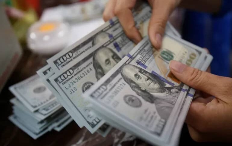 من الدولار الجمركي إلى رغيف الخبز.. قرارات الجباية وتدهور الجنيه يضاعفان كلفة المعيشة في السودان