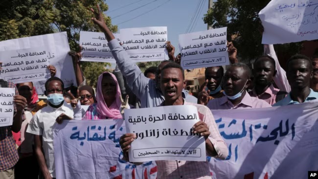 من النشر الإلكتروني إلى تهمة الحرب ضد الدولة.. تعديلات قانونية تثير مخاوف غير مسبوقة على حرية الصحافة بالسودان