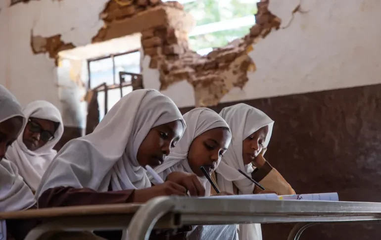 مدارس بلا ماء ولا مقاعد.. الحرب تدفع ثمانية ملايين طفل سوداني خارج الفصول