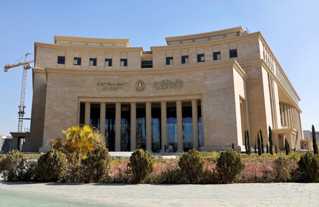 مصر تعود إلى رفع الفائدة بعد عامين ونصف.. ضغوط الجنيه والتضخم تغير اتجاه السياسة النقدية